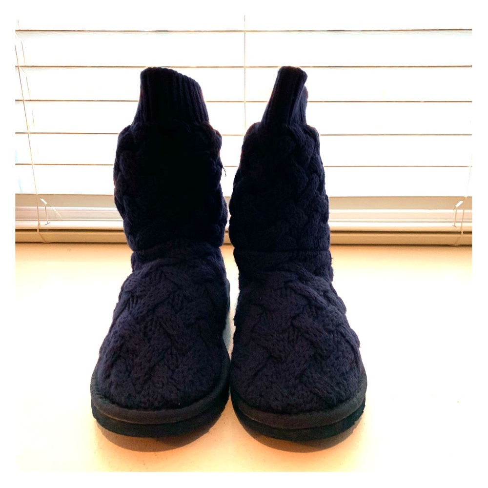 Sweater Uggs Navy Blue in good condition.